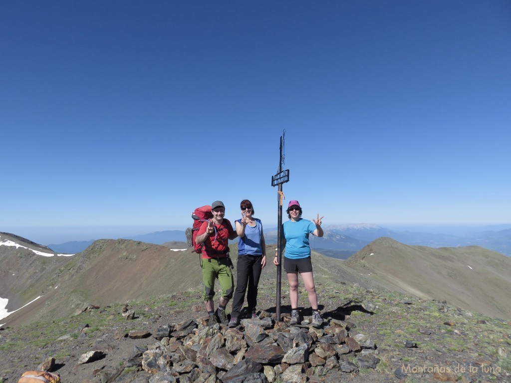 Joaquín, Olga y Txell en la cima del Puigmal de Segre, 2.843 mts., detrás a la derecha el Puigmal de Llo, y a la izquierda el Petit Puigmal de Segre